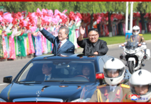 昨年9月、平壌での歓迎パレードで金正恩氏とベンツに同乗した文在寅氏（朝鮮中央通信）