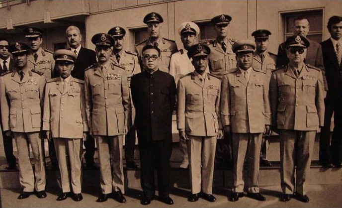  第4次中東戦争の後、北朝鮮を訪問したエジプトの軍事代表団と金日成（前列中央）
